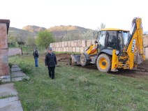 Vince w/ backhoe crew ... HoE - Spitak, Armenia 