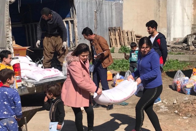 Refugees-girls helping distribution